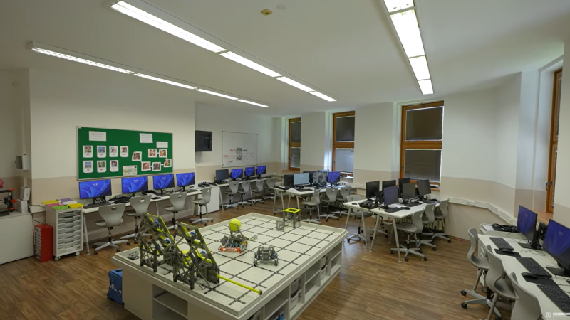 Počítačová učebna a učebna robotiky na ZŠ Loket