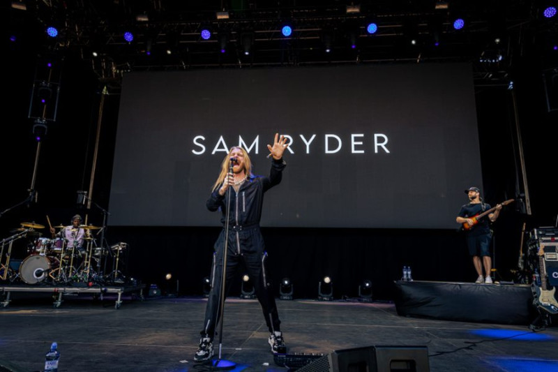 COO - Sam Ryder, stage closeup